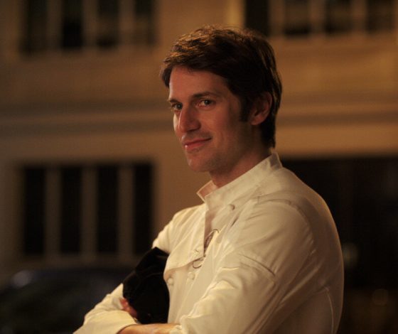 Звезда «Эмили в Париже» Лукас Браво сменил прическу и нашел возлюбленную