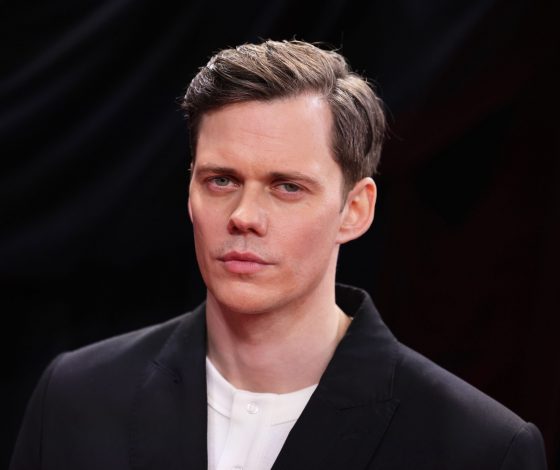 Билл Скарсгард заперся в машине ради съемок в новом триллере