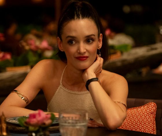 Эти образы героини «Белого лотоса» создал Симон Порт Жакмюс. И вот что нужно знать о сотрудничестве дизайнера с сериалом