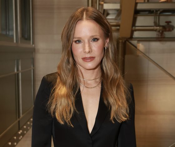 Кристен Белл показала кадр с ребенком Джастин Люпе из «Никто этого не хочет»