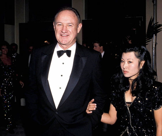 Друзья Джина Хэкмена, которого нашли мертвым вместе с женой, опровергли заявление его дочери