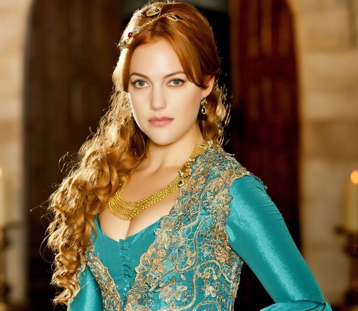 The Turkish star chose a gold image for her birthday to the appetizer.