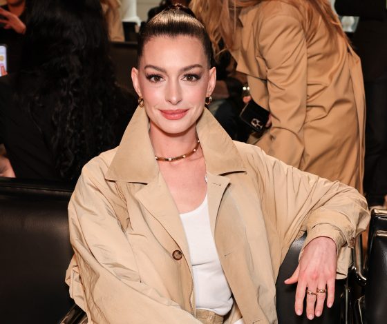 Энн Хэтэуэй носит джинсы, которые сделают любой образ наряднее