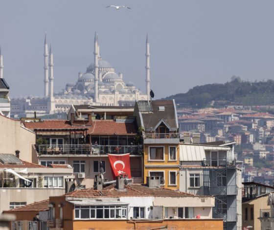 Жители Стамбула ночуют в палатках из-за землетрясения