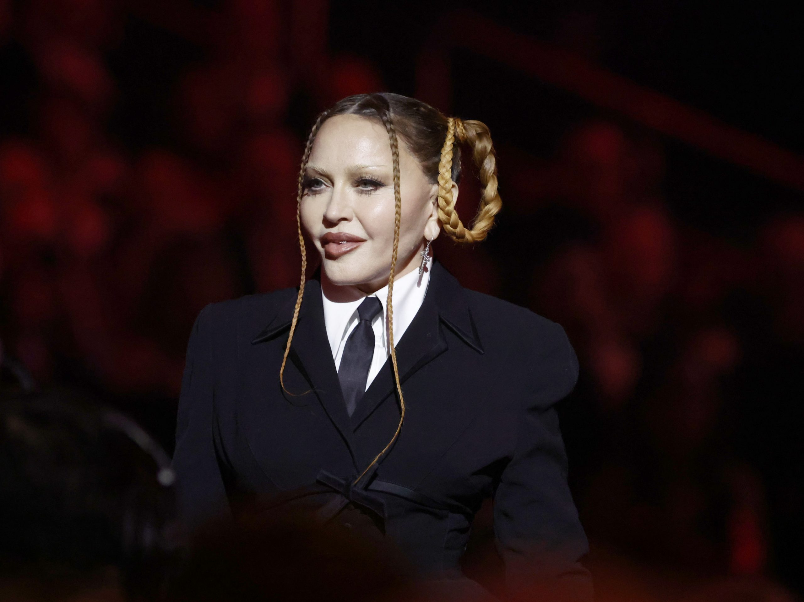 Elton John apologized to Madonna after a twenty -year conflict.
