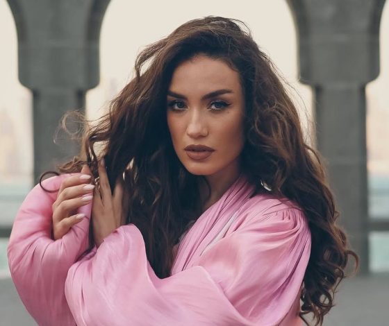 Виктория Дайнеко впервые с дочерью вышла в свет