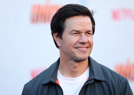 Марк Уолберг показан на свежем фото из «Семейного плана 2»