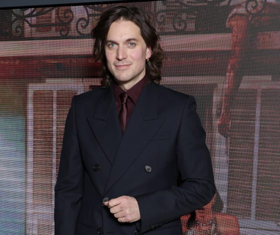 Лукас Браво из «Эмили в Париже» дал первый комментарий о романе с Шейлин Вудли