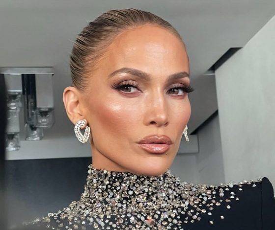 Дженнифер Лопес показывает, как носить прозрачные вещи в городе, чтобы не выглядеть слишком откровенно