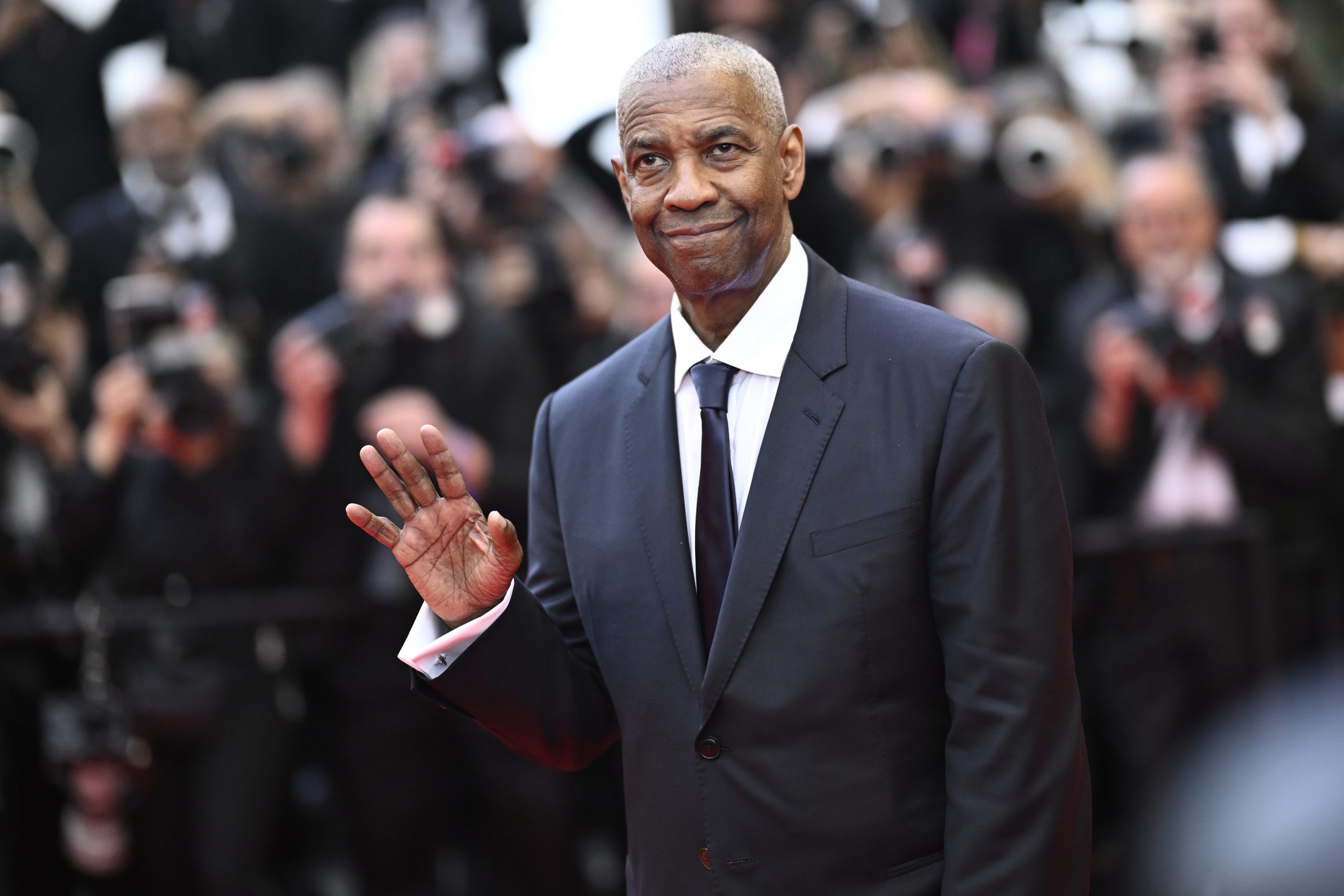 Denzel Washington scanned with a photographer on the red carpet in Cannes
