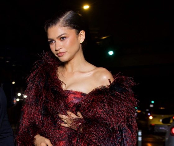 Зендея вышла в вечернем платье с открытыми плечами