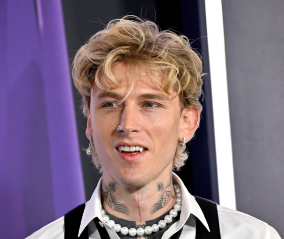 Machine Gun Kelly появился на красной дорожке вместе с дочерью