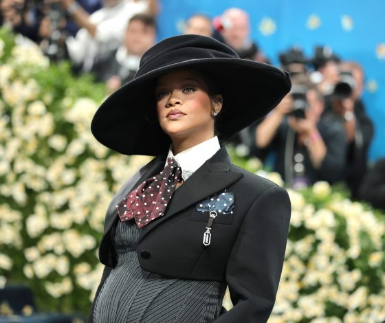 Рианна впервые появилась на публике после рождения третьего ребенка