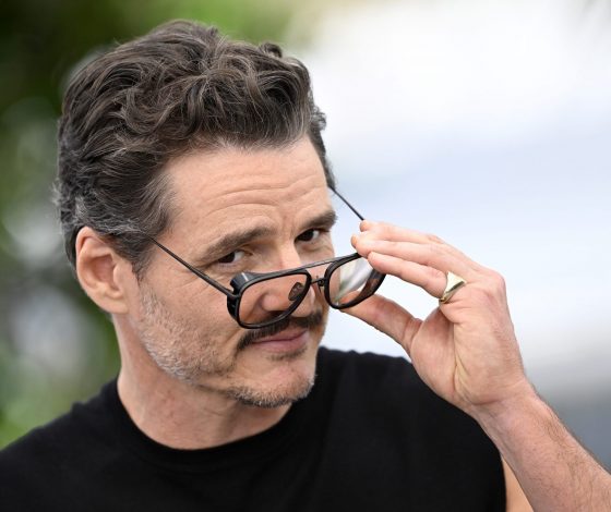 Педро Паскаль добирался в эконом-классе до Каннского фестиваля