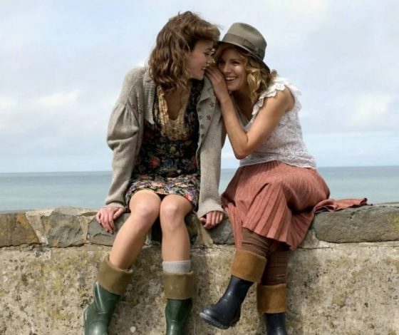 Зумеры подхватили тренд, сравнив свое лицо в разные дни женского цикла