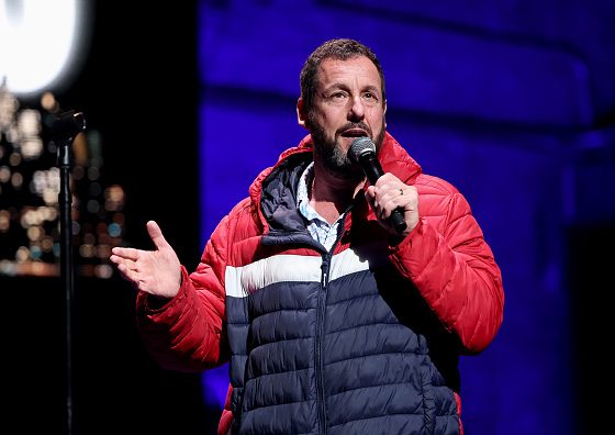 Адам Сэндлер почтил память крокодила, с которым снялся в «Счастливчике Гилморе»