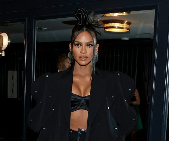 Беременная Кэсси Вентура попала в объективы камер перед судом над Пи Дидди