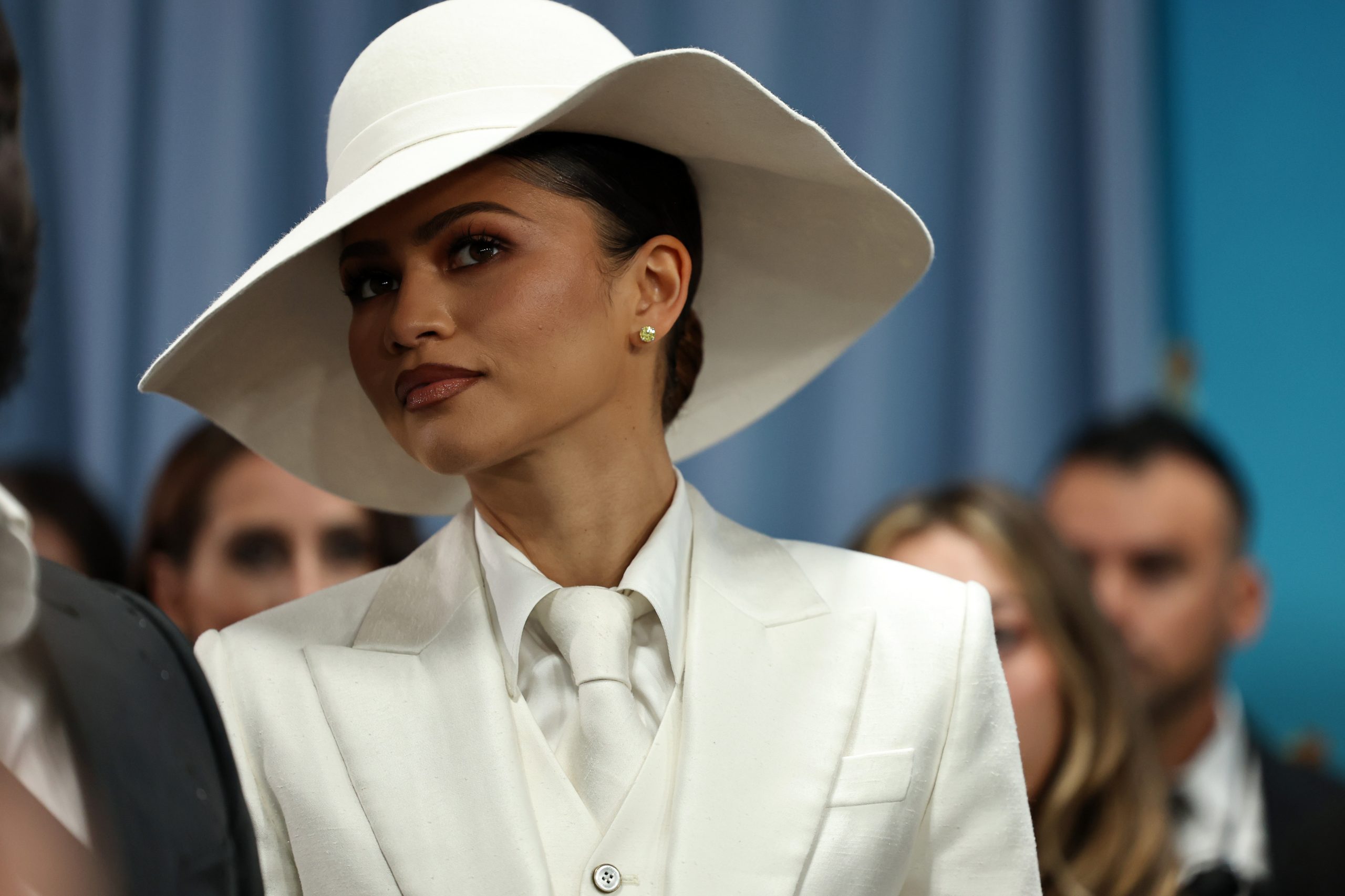 What hides the pose hat? Fans are discussing the old conspiracy theory again
