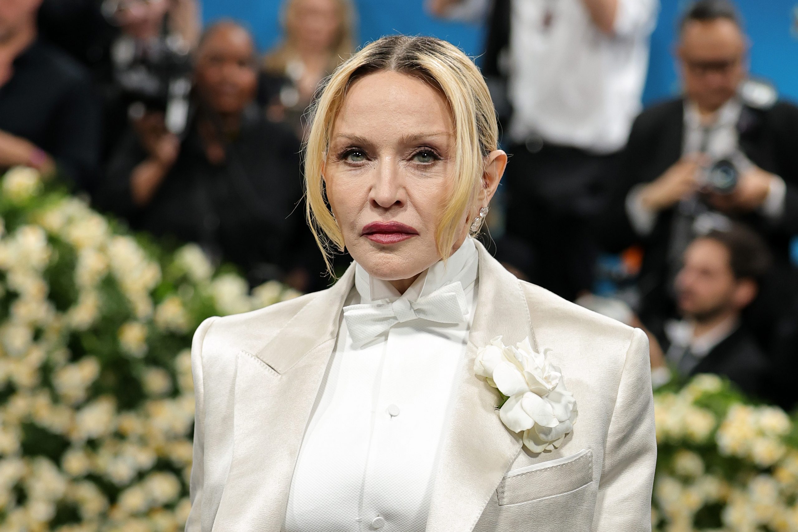 Madonna repeated his mother’s archive image in memory.