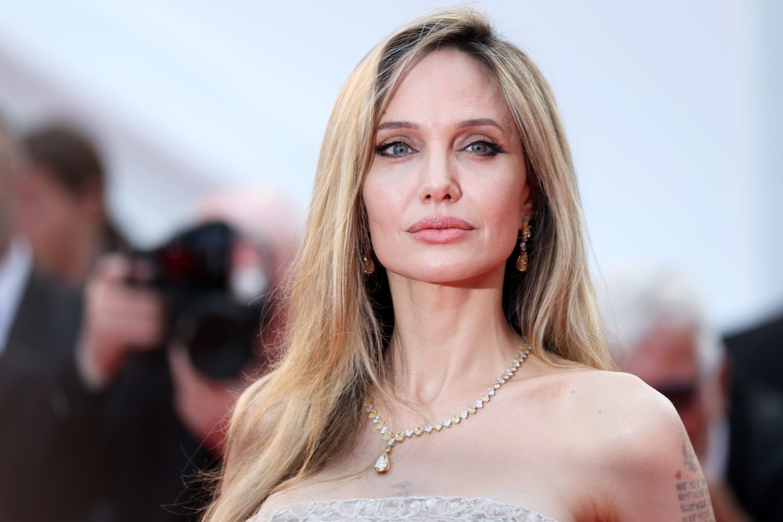 Angelina Jolie’s fans are concerned about the star because of the behavior of the protector