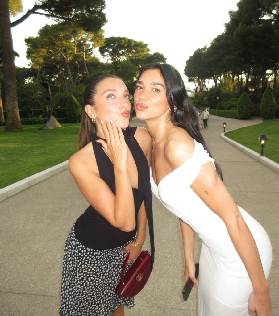 Rina and prayer lip. Photo: Social Networks
