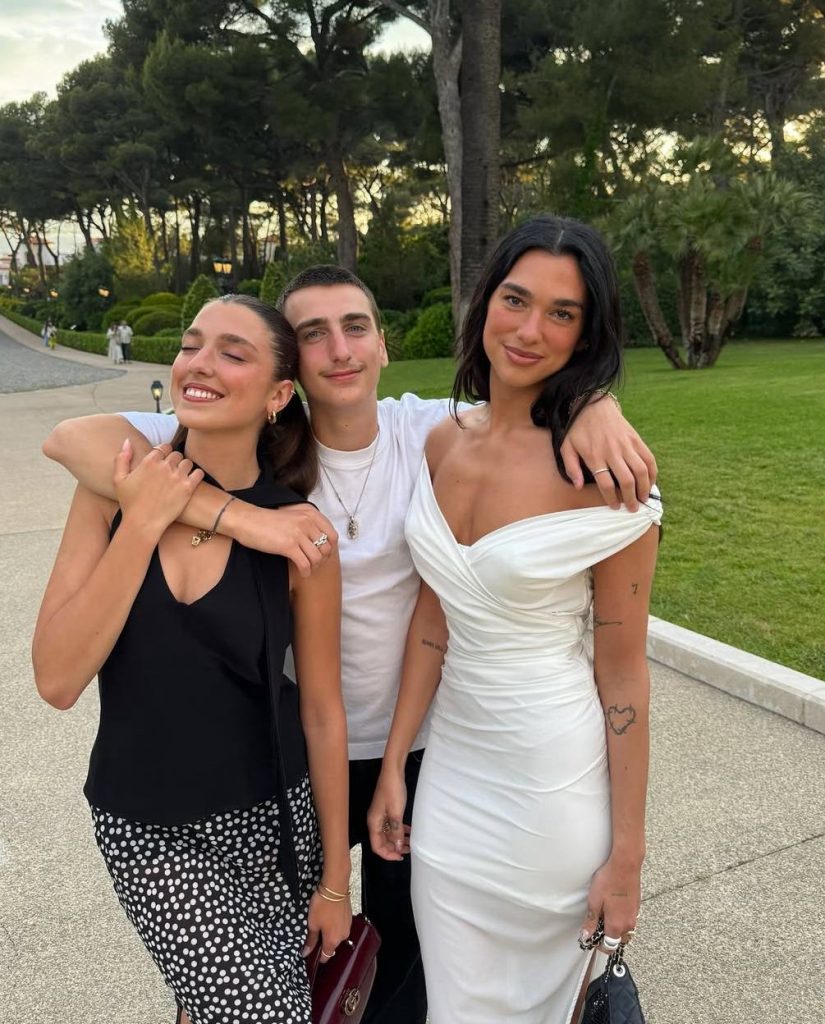 Prayer Lipa, with the male and sister. Photo: Social Networks