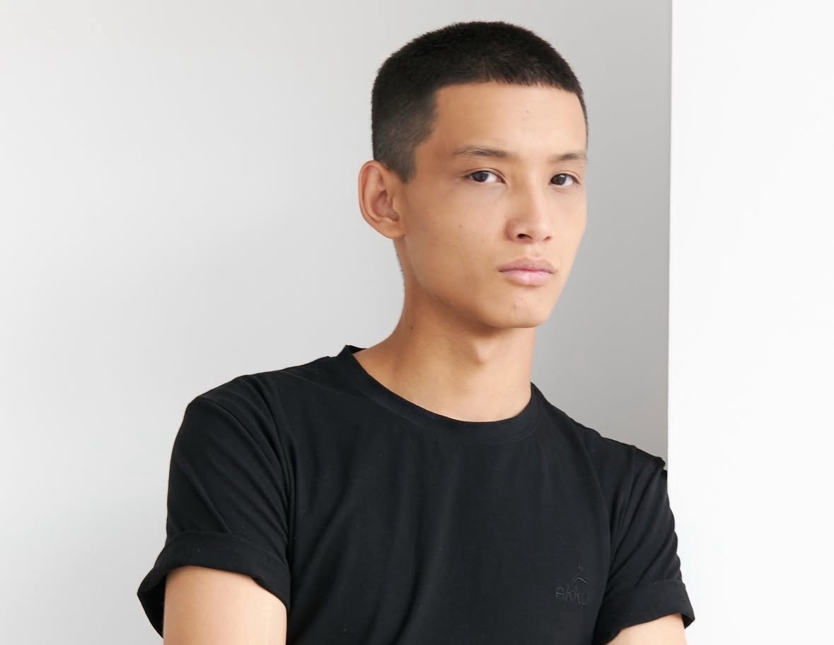 The man took the conflict on the bus and entered one of the best modeling agencies in the world