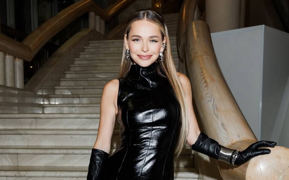 Anna Khilkevich stopped hiding her face to the smallest girl