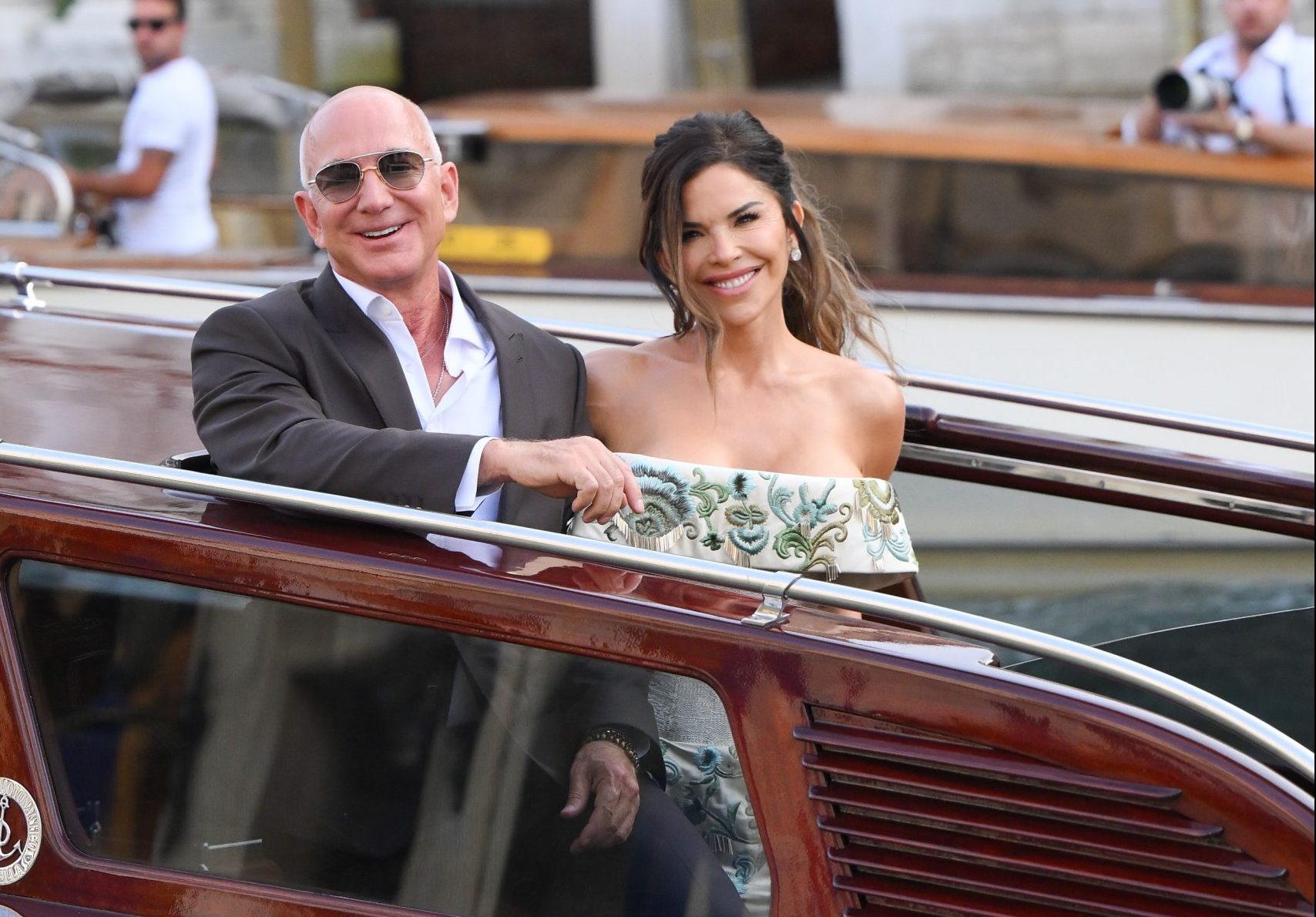 Jeff Bezos and Lauren Sanchez officially played a wedding