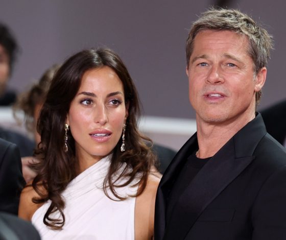 Брэд Питт и Инес де Рамон показали, как носить парные образы: глубокое декольте, классический костюм и трендовые цвета