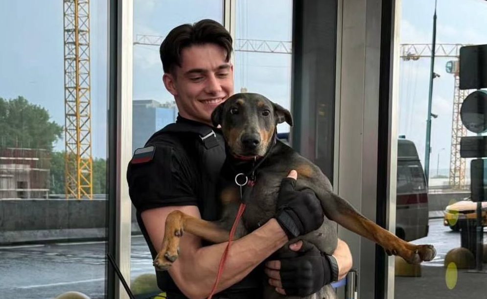 A guard has become a guard model from Vnukovo Airport