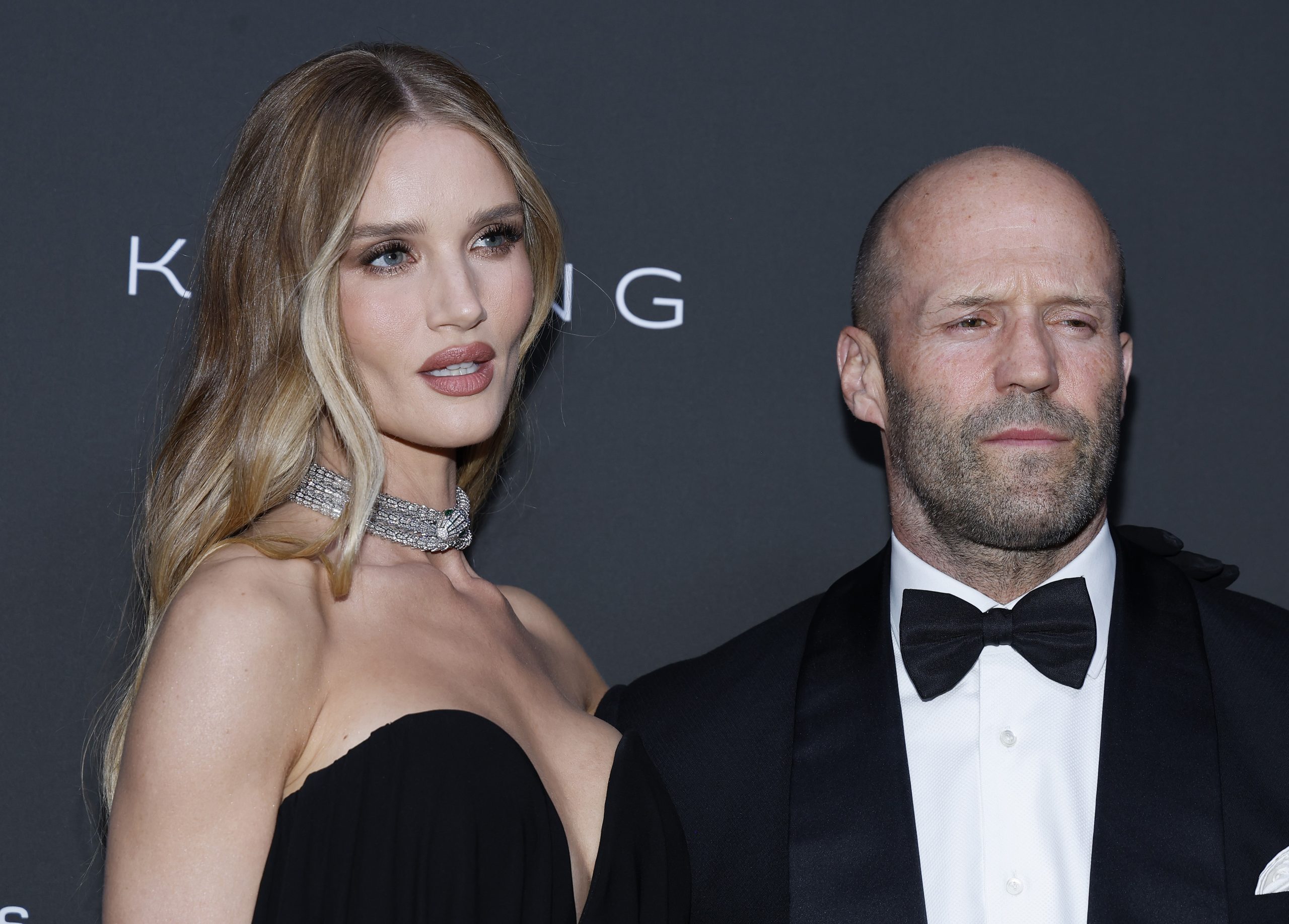 Russian users are resting at the same hotel with Rosie Huntington-Uyatli and Jason Stetyem