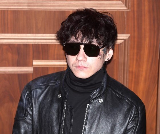 Редкий выход: солист группы «Три дня дождя» посетил премию после рехаба