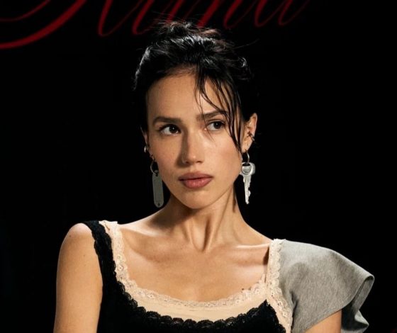 Алина Загитова опубликовала фото со своего шоу и поделилась откровенными стихами