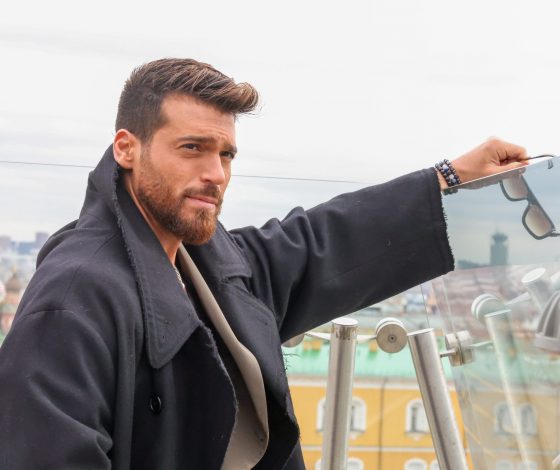 Звезда «Ранней пташки» Джан Яман пришел на красную дорожку со спутницей