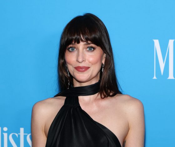 Дакота Джонсон дебютирует в качестве режиссера с фильмом, в котором сыграют Чарли XCX и Джессика Альба