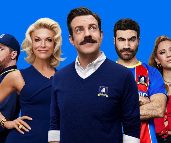 Актеры «Тед Лассо» спели главную песню сериала вместе с ее исполнителями