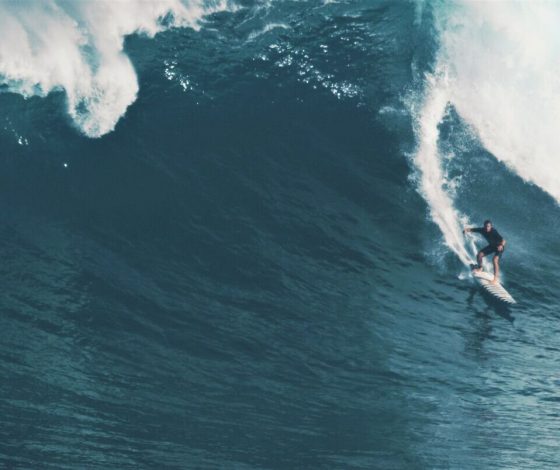 Австралийский серфер провел на доске в открытом океане всю ночь