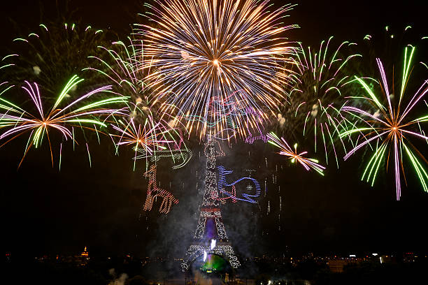 Light show personnel on the Eiffel Tower conquered the Internet