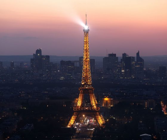 Кадры светового шоу над Эйфелевой башней покорили Интернет