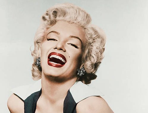 70 -year -old photo for a passport Marilyn Monroe was sold at auction
