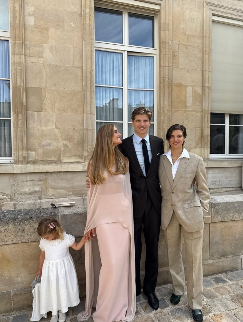 Rosie Huntington-Whiteley with her brother, sister and daughter. Photo: Social Networks