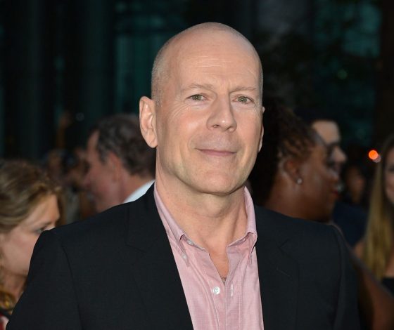 Брюс Уиллис больше не может говорить, читать и испытывает трудности при ходьбе