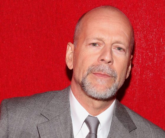 Брюса Уиллиса засняли на редкой прогулке