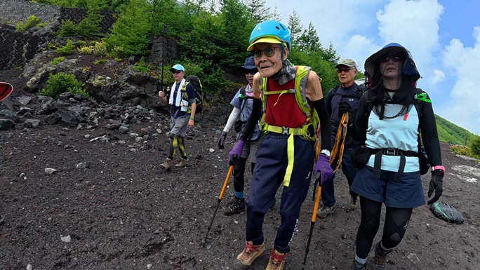 102 -year -old mountaineer became the oldest conqueror of Mount Fuji
