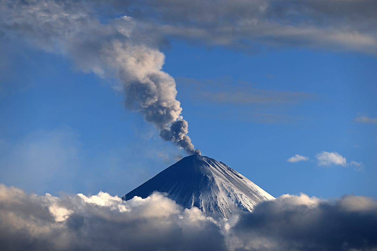 Klyuchevskaya Volcano in Kamchatka threw the ashes to a height of 9 km