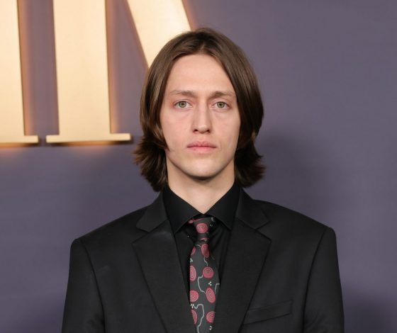 Что случилось с актером из «Уэнсдэй» после скандального увольнения