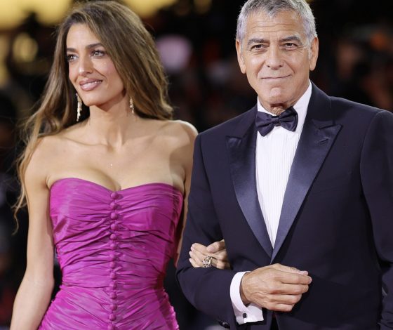 Амаль Клуни в мини-платье цвета фуксии претендует на лучший образ «Венецианского кинофестиваля – 2025»