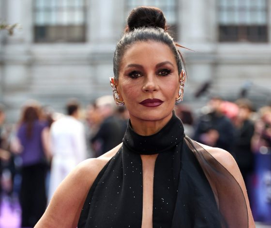 Кэтрин Зета-Джонс появилась на премьере второго сезона «Уэнсдэй» в образе российского бренда