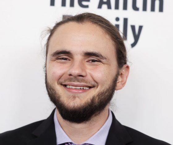 Старший сын Майкла Джексона обручился с возлюбленной